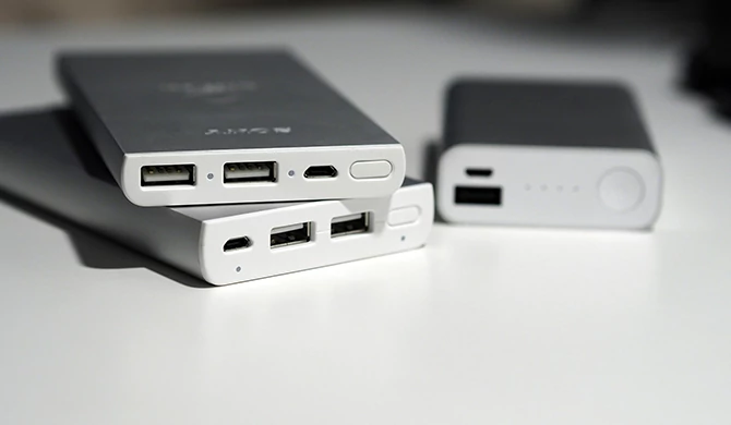 Externe mobile Festplatten mit sichtbaren USB Anschlüssen