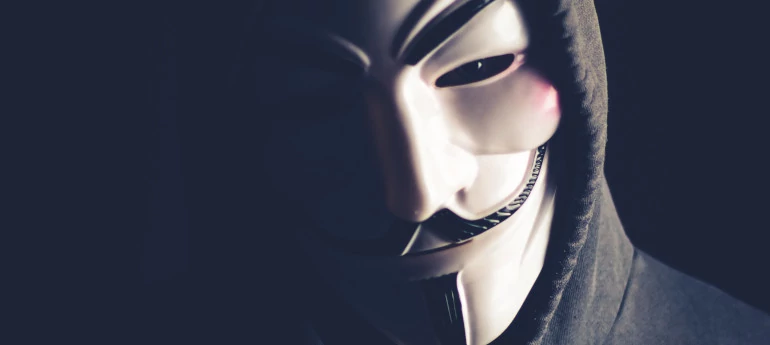 'Anonymous Maske vor schwarzem Hintergrund'
