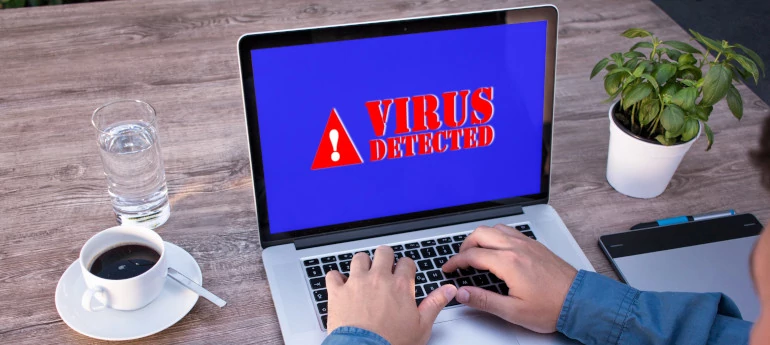 'Bild eines Laptops mit einem Virus'