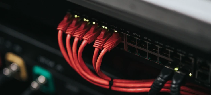 'Firewall in Rechenzentrum mit Netzwerkkabeln'